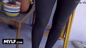 Καυτή θεά Crystal Rush με ποδιά απατάει με ορεξάτο γιο πατριού δίνοντας πίπα και facial στην κουζίνα ταμπού σκηνή