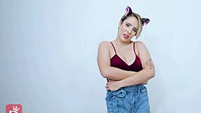 Blond milf v cosplay jako gatinha no cio masturbuje s špinavým kecem.