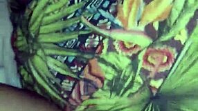 Ze wreef zijn grote lul over haar natte kutje en neukte de stier goed