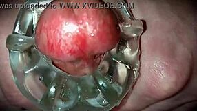 Amatør første gang close up viser ung 18+ nabo med monster pik dryppende cum