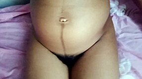 Эй, глянь эту фантазию со сводной сестрой, где она дразнит свою возбужденную киску соло в спальне 😏