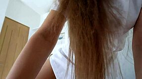 Sykepleier i strømpebukser overbeviser pasient til å kurere ståpikk med POV dyphals og sprutende sex på stor kuk