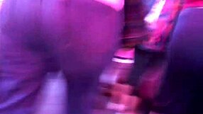 कर्वी मिल्फ टाइट जींस में स्ट्रीट पर हिलती है