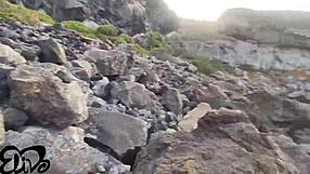 Zayıf genç yetişkin 18+ orospu deniz kıyısı kayalığında oral ve ıslak amcık sikişi sırasında inliyor