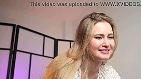 Seksy blonde babe Stella Cardo toont grote tieten in solo toy spel met natte kut neuken