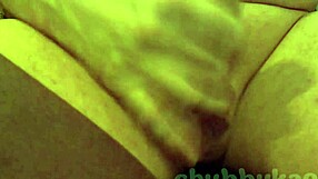 Chubbykaotがポルノ見ながら激しくオナニーして激しいオーガズム抑えるクローズアップ