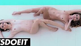 金发18岁少女阿黛尔·莫雷尔在泳池边用手指和舔她的闺蜜到呻吟高潮