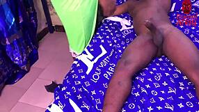 Horká africká nevlastní máma potkává nevlastního syna nahého s mokrou kundičkou. Jezdí na jeho velkém černém ptáku v cowgirl až do creampie