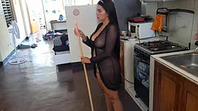 ¿No es salvaje cómo esta famosa influencer mexicana filtra un video masturbándose con un palo de escoba en la cocina hasta chorrear?