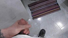 Madrasta com peitos enormes no chuveiro, eu espio e me masturbo quieto