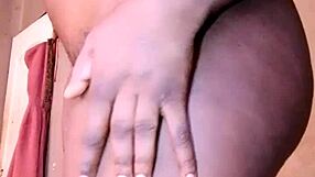 Ова афричка кучка са великим дупетом имала је пичку јебану јако у сцени