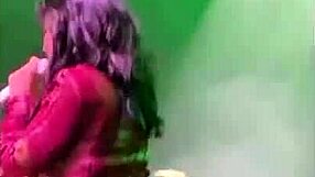 Aitana shows off her dance moves in a lively and engaging way.