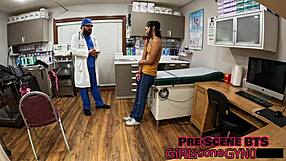 Tampa大学入学身体検査で小柄ティーンZombaeが剃毛マンコ広げる