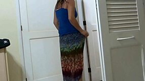 Polni erotični trenutki lepe 59-letne latinske mačehe s poudarki na cumshotih