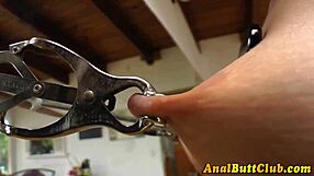 Lesbische grote kont gapend met tepelklemmen in HD fetish actie
