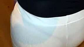 Acoso y ofrezco dinero a madura venezolana milf culona en hilo rojo para coger parte 1