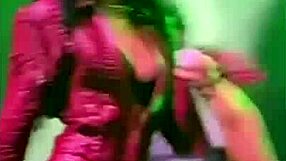 Aitana shows off her dance moves in a lively and engaging way.