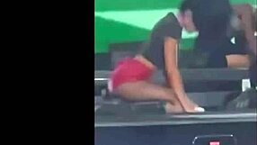 Aitana shows off her dance moves in a lively and engaging way.