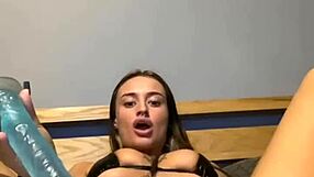 Tunnen itseni niin kiihottuneeksi katsellessani tätä tatuoitua skotlantilaista huoraa hänen soololeikeissään isoilla tisseillä ja emo-vibeillä brittigoth milfina