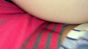 พ่อเลี้ยงแอบฉีดครีมปี้ตูดลูกสาว 18+ ตัวเล็กด้วยควยดำทุกวัน