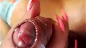 シーメールがライブカメラでクローズアップオナニー、大きなチンポオーガズムまでビルドアップ