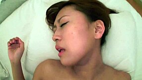 可爱的日本女孩在肮脏酒店被毛茸茸鸡巴猛操！完整无码JAV电影