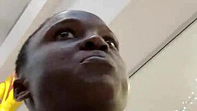 Puta nigeriana va al baño del West Hills Mall para paja intensa al aire libre