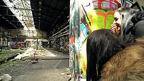 Dve nemški najboljši prijateljici Julia Parker in Maria Gail prepričata fanta v tvegano seks brez kondoma FFM trojček na izgubljenem mestu.