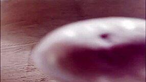 E aí, essa gata filipina viraliza na videochamada com lábios de buceta molhada enormes