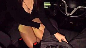 Ulkoilma-altistus g-kupin lapsikasvoisen con cafe tytön kanssa pickup ajo-treffillä joka johtaa auto-pilluun ja kumin nielemiseen