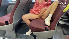 Caliente latina amateur enseña bragas y se masturba en autobús público