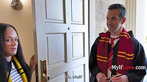 Adoro magra milf cosplay Potter scatenata con bacchette parodia