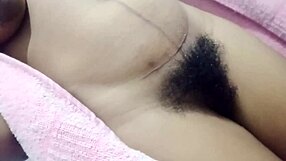 Desi Indijska Tinejdžerka 18+ Pokazuje Nevjerojatnu Dlakavu Pičku i Velike Prirodne Sise Unutra