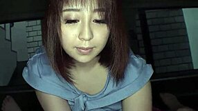 Lille japansk teen samlet op og forført til at sutte fremmeds lille pik i bilen indtil han kommer i munden