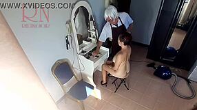 Cameră ascunsă prinde coafeza făcând doamna curvy să se dezbrace pentru tunsoare în frizerie nud