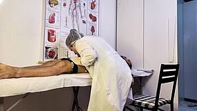 paciente não aguenta e fica duro na frente da enfermeira durante o exame... que safado! 😏🍆