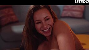 टेलर सैंड्स और कैंडी कोर्स 69 पोजिशन में पैशनेटली किस करते हैं जबकि एक दूसरे को फिंगर करते हैं मोनिंग ऑर्गेज्म्स तक इस इरोटिक लेस्बियन सीन में