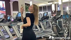 Vaalea kaunotar kumartuu koirasasen naidolle julkisessa kylpyhuoneessa peilin edessä paljaalla pillulla ja pomppivilla tisseillä