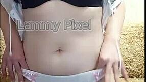 Jeg blir så kåt av å se horny brunette Lammy Pixel striptease, avslører hennes nydelige rumpe og lange hår i lingerie