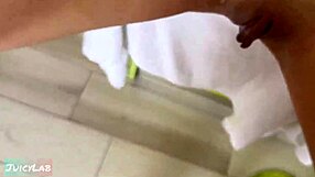 Ujel si me, kako se drkam pod tušem... zdaj ližem in jebem tvojo mesnato pičko