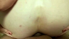 Kuuma MILF huora vaimo ottaa kremin kumin kotivideon nussimisessa