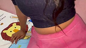 Jeg kalte Bhabhi fra kjøkkenet for å tilfredsstille hennes ønsker med dominasjon og barbert fitte-lek