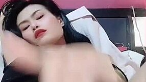 เฮ้ย ฉันเพิ่งทำเล็บเสร็จ... ตอนนี้ดูฉันแหย่หีเปียกไทยแบบใกล้ๆ ซะหน่อย!