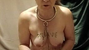 Milf francesa esclava en bondage esposas se azota con juguetes dildo en sesión humillante casera