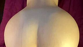 Stor rumpe college-jente bøyd over i sovesal for rå doggystyle-sex med venn