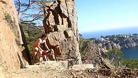 パートナーとビーチ道でスリリングなアウトドア冒険を楽しんだ