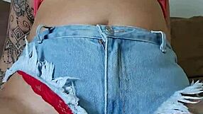 Quero esfregar meus pés no seu corpo até você relaxar