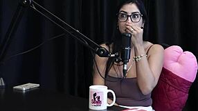 Morena Safada visar upp sina vackra pattar och fitta efter att dela begär för sex mitt i casting och interracial grupp vibes.