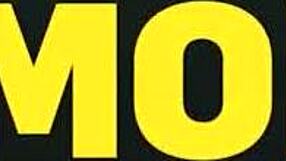 Mulher madura paga para consertar e bater punheta em pau duro na mesa