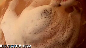 asiática sin afeitar Yui Misaki chorrea de dedos duros con dildo en clip JAV japonés sin censura